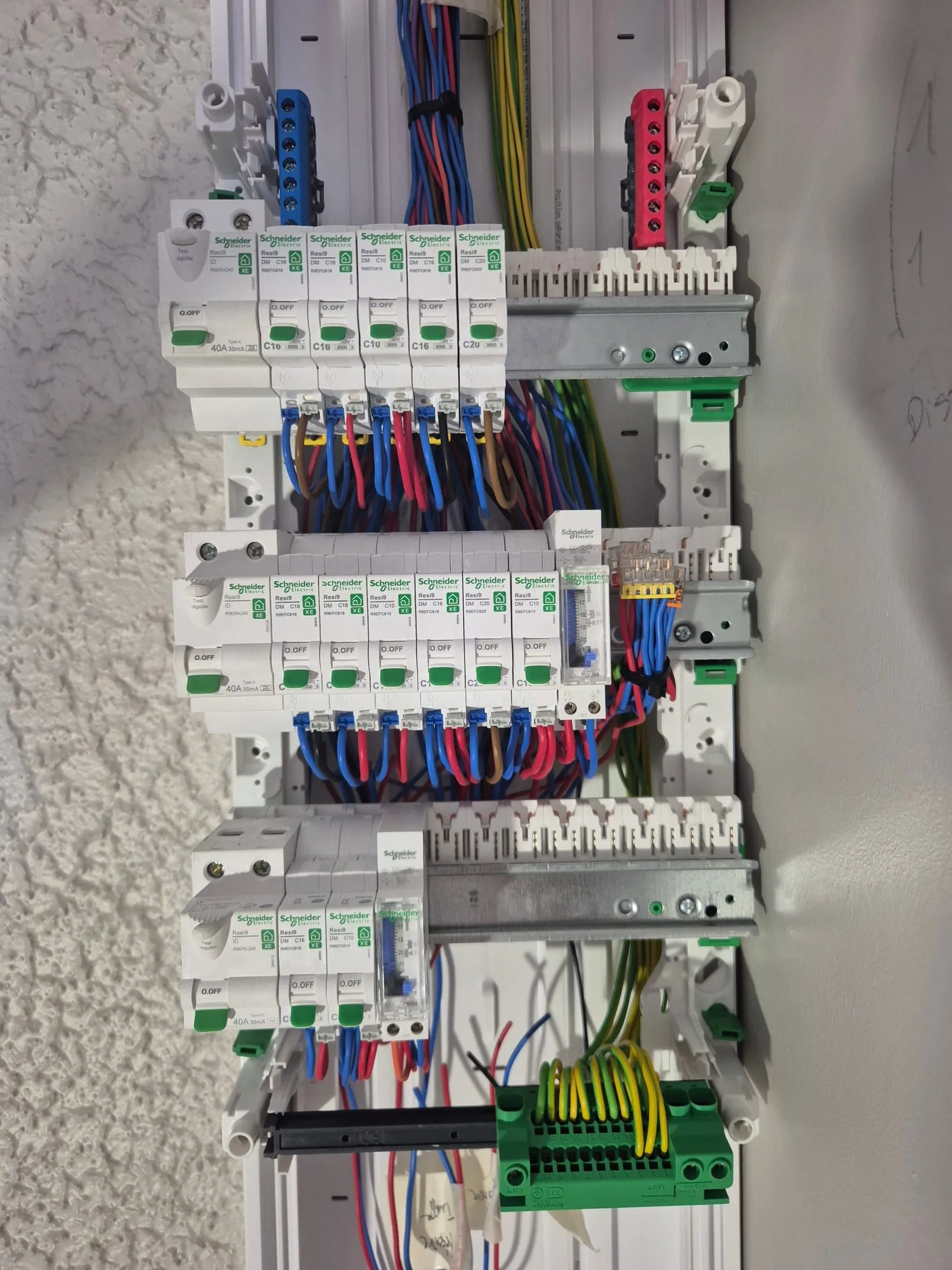 Tableau électrique Schneider installé proprement à Avignon